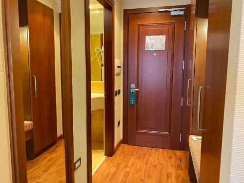 Habitación Premium con cama extragrande y sofá cama del hotel Holiday Inn Cagliari, An Ihg