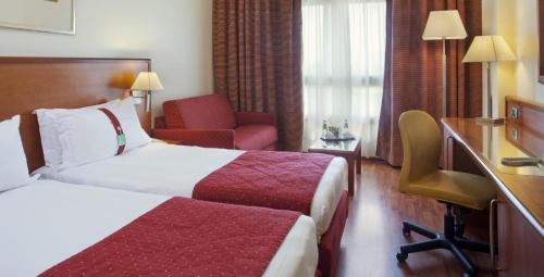 Habitación Premium con cama extragrande y sofá cama del hotel Holiday Inn Cagliari, An Ihg. Foto 4