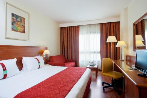 Habitación Premium con cama extragrande y sofá cama del hotel Holiday Inn Cagliari, An Ihg. Foto 6