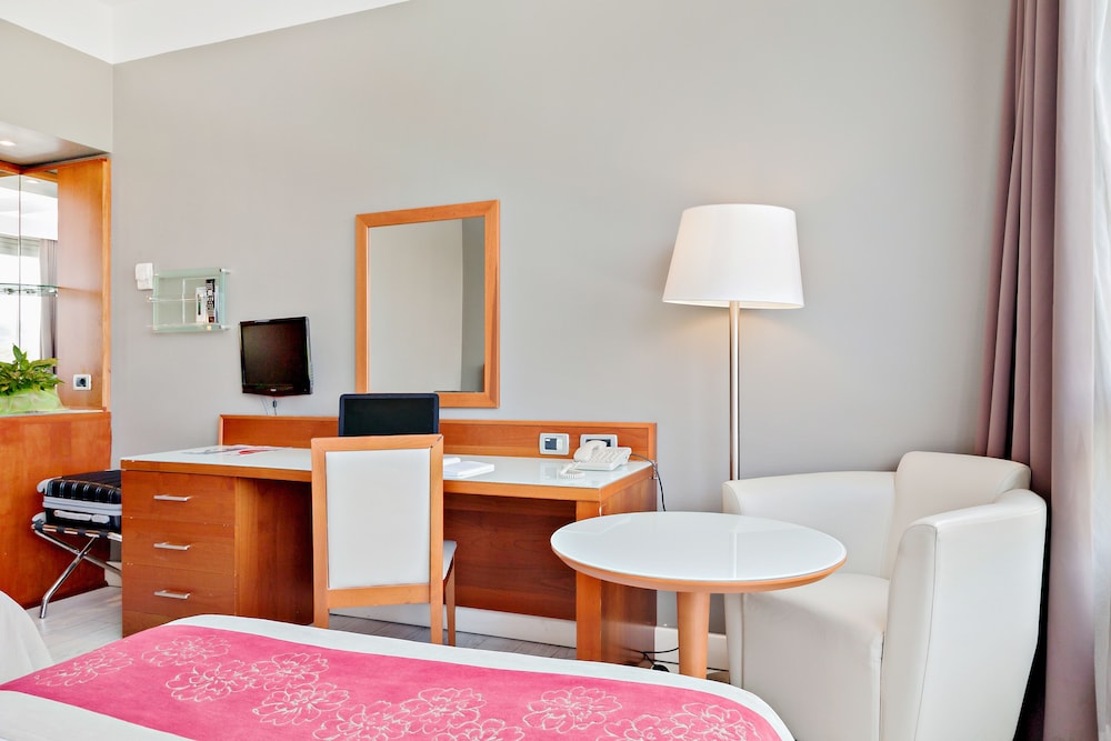 Habitación clásica con 2 camas individuales del hotel Italiana Hotels Florence. Foto 2