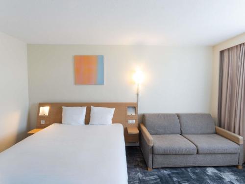 Habitación Superior Familiar - 1 cama doble y 1 sofá - cama del hotel Novotel Centre Nantes Bord De Loire. Foto 1