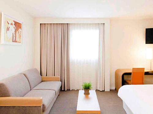 Habitación Superior Familiar - 1 cama doble y 1 sofá - cama del hotel Novotel Centre Nantes Bord De Loire. Foto 3