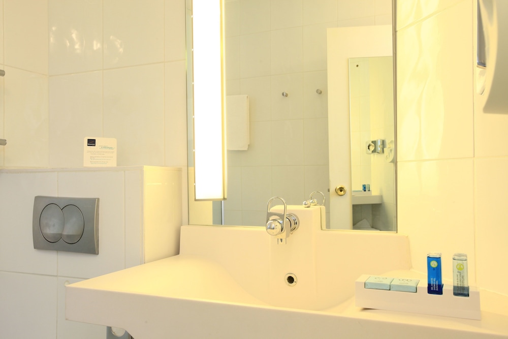 Habitación doble Superior 1 Cama king Accesible Accesible (discapacidad auditiva) del hotel Novotel Centre Nantes Bord De Loire. Foto 6