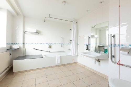 Habitación con cama grande adaptada para personas de movilidad reducida del hotel Holiday Inn London - Sutton, An Ihg. Foto 2