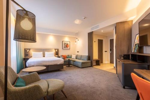 Habitación Premium con cama grande y sofá cama del hotel Holiday Inn London - Sutton, An Ihg. Foto 1