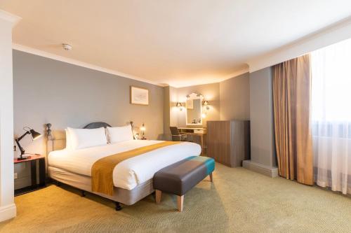 Suite con cama extragrande y sofá cama del hotel Holiday Inn London - Sutton, An Ihg