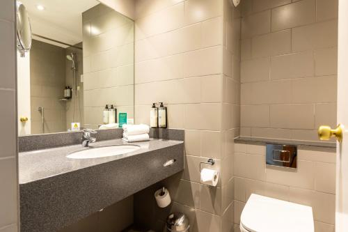 Suite con cama extragrande y sofá cama del hotel Holiday Inn London - Sutton, An Ihg. Foto 3