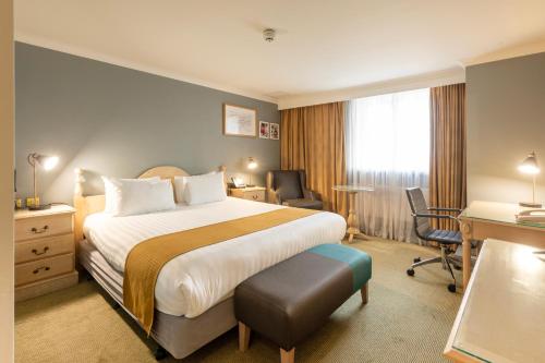 Suite con zona de estar - Cama extragrande del hotel Holiday Inn London - Sutton, An Ihg