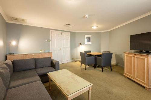 Suite con zona de estar - Cama extragrande del hotel Holiday Inn London - Sutton, An Ihg. Foto 3