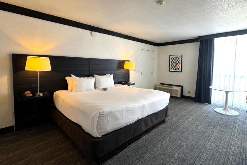 Habitación Estándar con cama extragrande + 5 $ en tragaperras y 10 $ en mesas de juego GRATIS del hotel Oyo and Casino Las Vegas. Foto 2