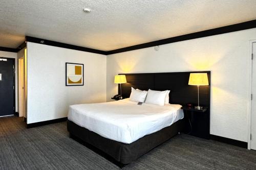 Habitación Estándar con cama extragrande + 5 $ en tragaperras y 10 $ en mesas de juego GRATIS del hotel Oyo and Casino Las Vegas. Foto 3