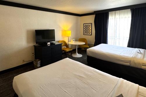 Habitación Estándar Doble + 5 $ en tragaperras y 10 $ en mesas de juego GRATIS del hotel Oyo and Casino Las Vegas. Foto 4