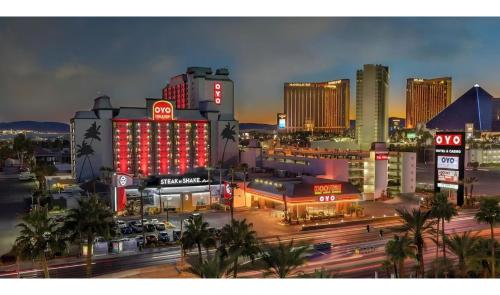 Habitación con cama extragrande para fumadores con vistas a The Strip + 5 $ en tragaperras y 10 $ en mesas de juego GRATIS del hotel Oyo and Casino Las Vegas