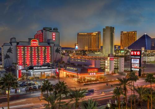 Habitación con cama extragrande para fumadores con vistas a The Strip + 5 $ en tragaperras y 10 $ en mesas de juego GRATIS del hotel Oyo and Casino Las Vegas. Foto 1