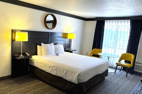 Habitación Premium con cama extragrande y vistas a la piscina + 5 $ en tragaperras y 10 $ en mesas de juego GRATIS del hotel Oyo and Casino Las Vegas. Foto 4