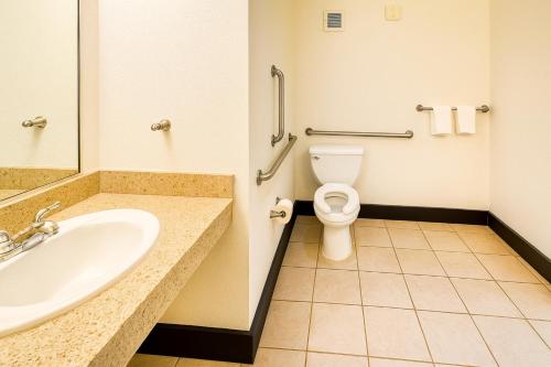 Habitación Estándar adaptada para personas con discapacidad con 1 cama grande y ducha accesible en silla de ruedas + 5 $ en tragaperras y 10 $ en mesas de juego GRATIS del hotel Oyo and Casino Las Vegas. Foto 1