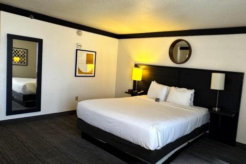Habitación Estándar adaptada para personas con discapacidad con 1 cama grande y ducha accesible en silla de ruedas + 5 $ en tragaperras y 10 $ en mesas de juego GRATIS del hotel Oyo and Casino Las Vegas. Foto 4