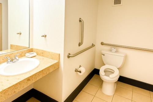 Habitación adaptada para personas con discapacidad con ducha accesible en silla de ruedas + 5 $ en tragaperras y 10 $ en mesas de juego GRATIS del hotel Oyo and Casino Las Vegas. Foto 2