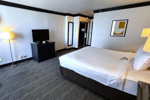 Habitación con cama extragrande y vistas a The Strip + 5 $ en tragaperras y 10 $ en mesas de juego GRATIS del hotel Oyo and Casino Las Vegas. Foto 5