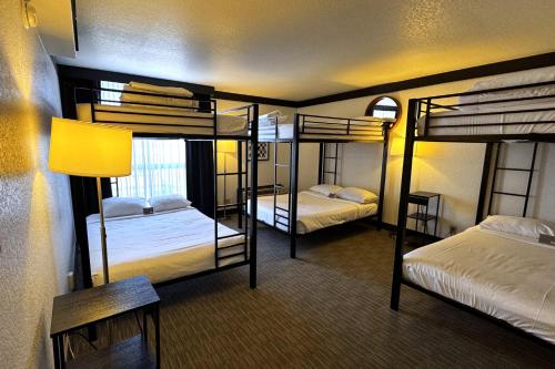 Suite con litera + 5 $ GRATIS en juegos tragaperras y 10 $ en juegos de mesa del hotel Oyo and Casino Las Vegas. Foto 6