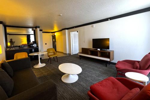 Suite internacional para fumadores + 5 $ GRATIS en juegos tragaperras y 10 $ en juegos de mesa del hotel Oyo and Casino Las Vegas. Foto 5