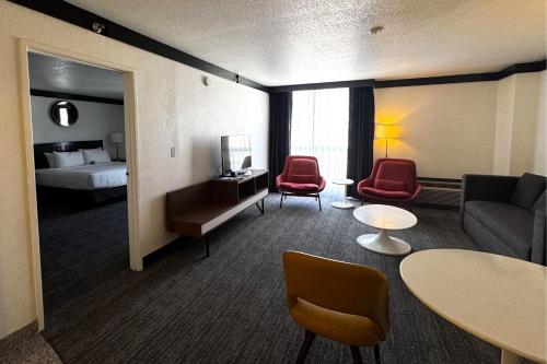Suite internacional para fumadores + 5 $ GRATIS en juegos tragaperras y 10 $ en juegos de mesa del hotel Oyo and Casino Las Vegas. Foto 6