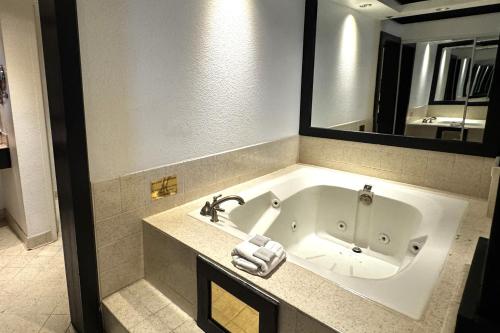 Suite con jacuzzi + 5 $ GRATIS en juegos de tragaperras y 10 $ en juegos de mesa del hotel Oyo and Casino Las Vegas