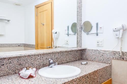 Habitación Cuádruple Estándar del hotel Atlantico Buzios Convention and Resort. Foto 2