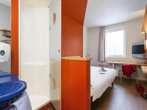 Habitación Estándar con 1 cama doble del hotel Ibis Budget Charleroi Airport. Foto 4