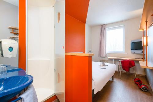 Habitación Estándar con 1 cama doble del hotel Ibis Budget Charleroi Airport. Foto 11