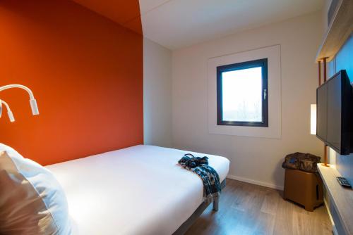 Habitación Estándar con 1 cama doble del hotel Ibis Budget Charleroi Airport. Foto 13