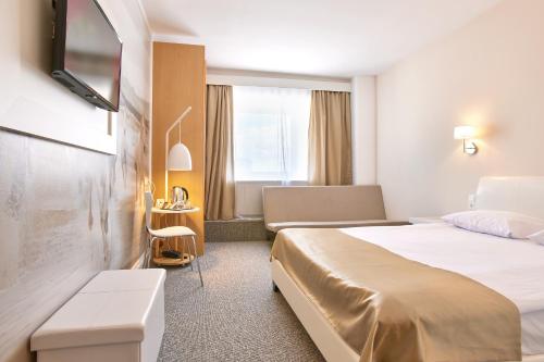 Habitación Familiar Superior con sofá cama del hotel Mycontinental Bucuresti Gara De Nord. Foto 2