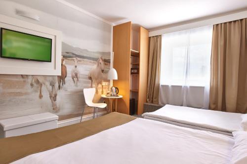 Habitación Familiar Superior con sofá cama del hotel Mycontinental Bucuresti Gara De Nord. Foto 4