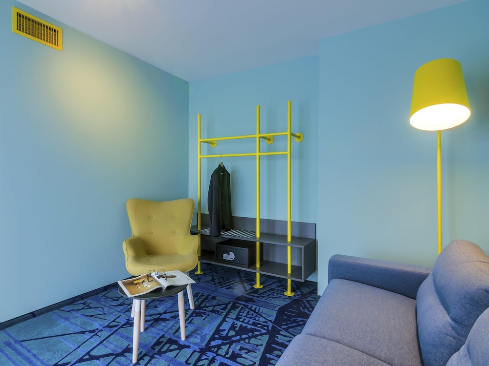 Habitación familiar, 1 cama doble con sofá cama del hotel Ibis Styles Bucharest Erbas. Foto 1