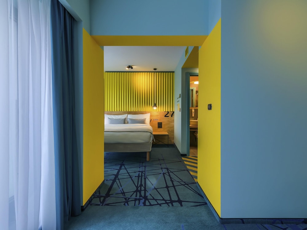 Habitación familiar, 1 cama doble con sofá cama del hotel Ibis Styles Bucharest Erbas. Foto 2