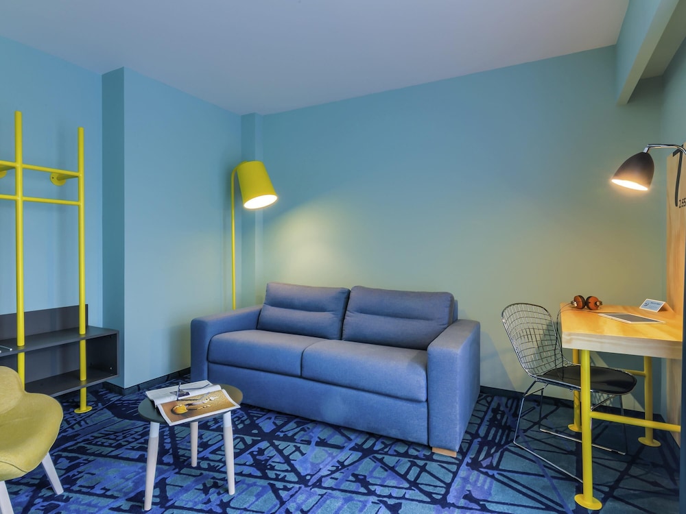 Habitación familiar, 1 cama doble con sofá cama del hotel Ibis Styles Bucharest Erbas. Foto 3