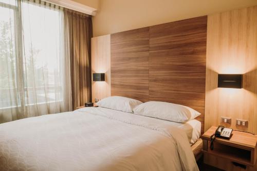 Habitación Estándar - Cama extragrande del hotel Mercure Concepción. Foto 4