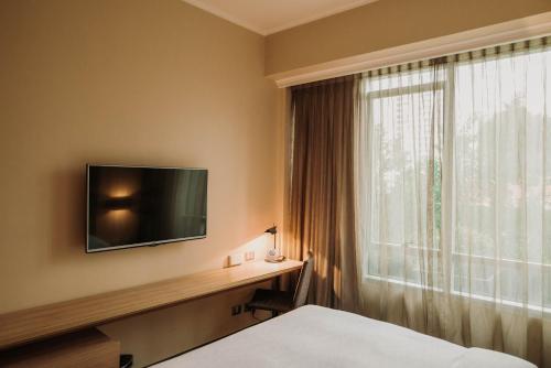 Habitación Estándar - Cama extragrande del hotel Mercure Concepción. Foto 5