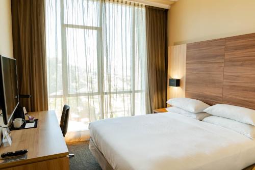 Habitación Estándar - Cama extragrande del hotel Mercure Concepción. Foto 6