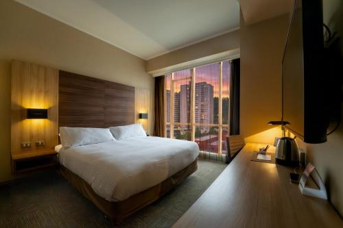 Habitación Estándar - Cama extragrande del hotel Mercure Concepción. Foto 8
