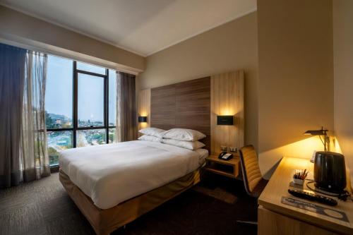 Habitación Estándar - Cama extragrande del hotel Mercure Concepción. Foto 10