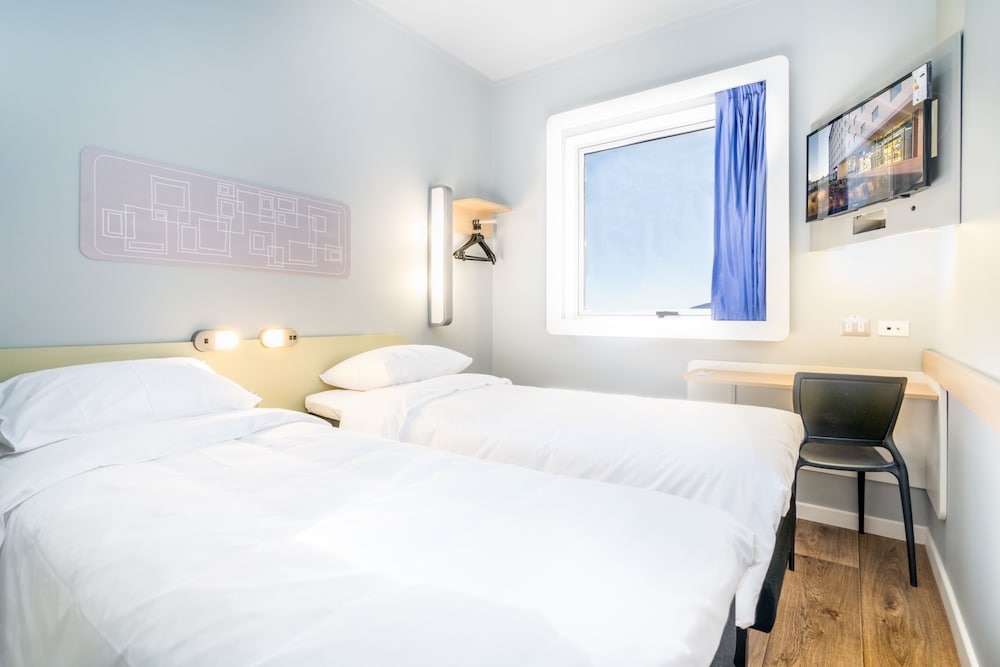 Habitación estándar con 2 camas simples del hotel Ibis Budget Iquique. Foto 1