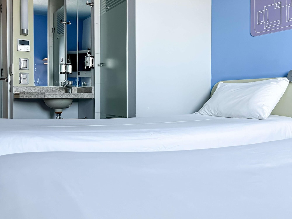 Habitación estándar con 2 camas simples del hotel Ibis Budget Iquique. Foto 3