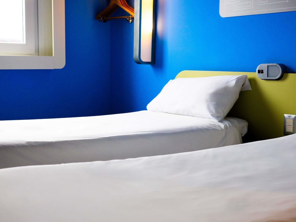 Habitación estándar con 2 camas simples del hotel Ibis Budget Iquique. Foto 4