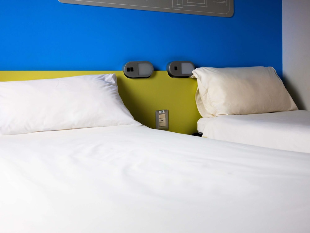 Habitación estándar con 2 camas simples del hotel Ibis Budget Iquique. Foto 5