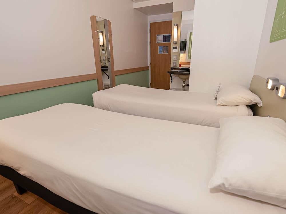 Habitación estándar con 2 camas simples del hotel Ibis Budget Iquique. Foto 6