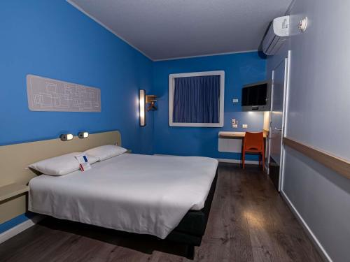 HABITACION ESTANDAR CON 1 CAMA MATRIMONIAL DE 2 PLAZAS ADAPTADA PARA PERSONAS CON DISCAPACIDAD del hotel Ibis Budget Iquique
