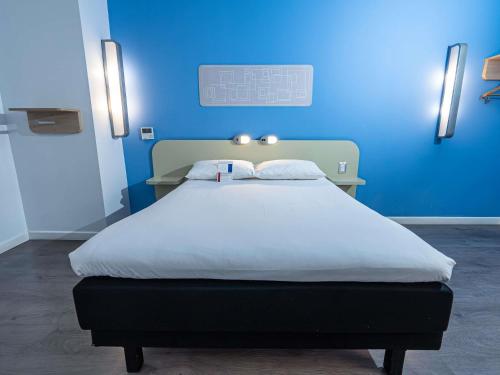 HABITACION ESTANDAR CON 1 CAMA MATRIMONIAL DE 2 PLAZAS ADAPTADA PARA PERSONAS CON DISCAPACIDAD del hotel Ibis Budget Iquique. Foto 1