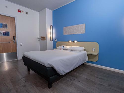 HABITACION ESTANDAR CON 1 CAMA MATRIMONIAL DE 2 PLAZAS ADAPTADA PARA PERSONAS CON DISCAPACIDAD del hotel Ibis Budget Iquique. Foto 2