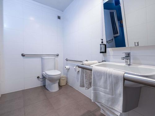 HABITACION ESTANDAR CON 1 CAMA MATRIMONIAL DE 2 PLAZAS ADAPTADA PARA PERSONAS CON DISCAPACIDAD del hotel Ibis Budget Iquique. Foto 4